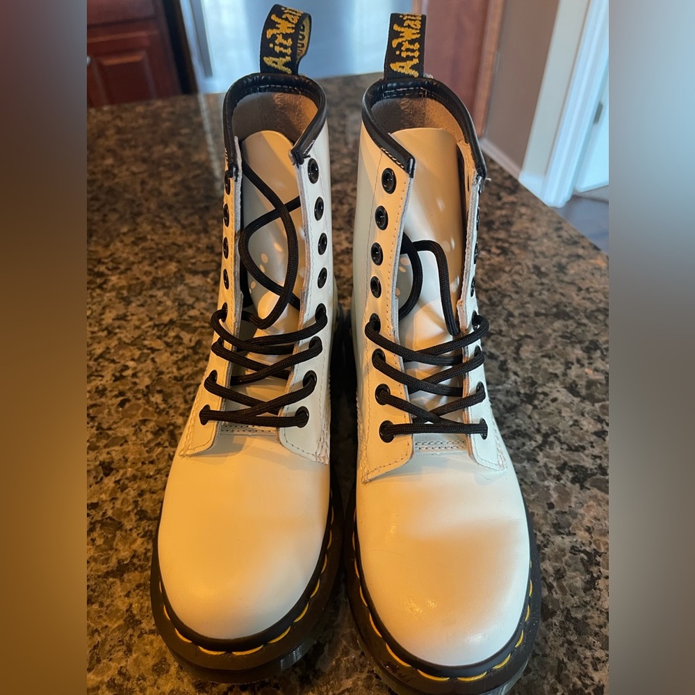 Doc Martens white boots. Women’s size 5. Excellent condition!! Only worn once